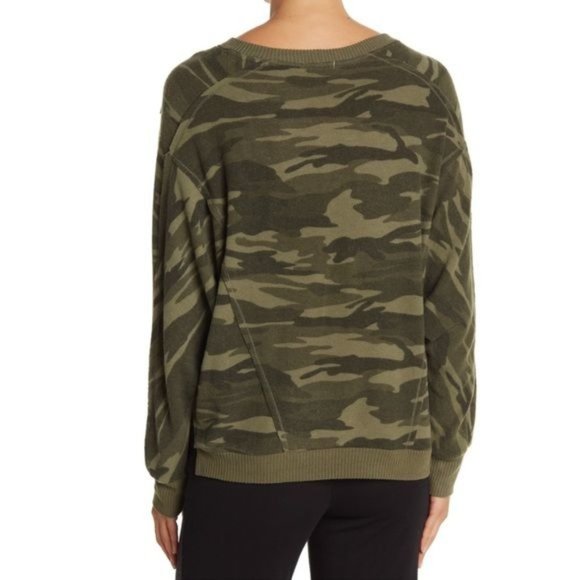 NWT Sweet Romeo Green Camo Exposed Seam Dolman Sleeve Crop Sweatshirt Medium - Picture 2 of 11